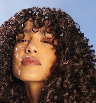 Los mejores tonos de pelo para mujeres morenas con canas| L'Oréal Paris