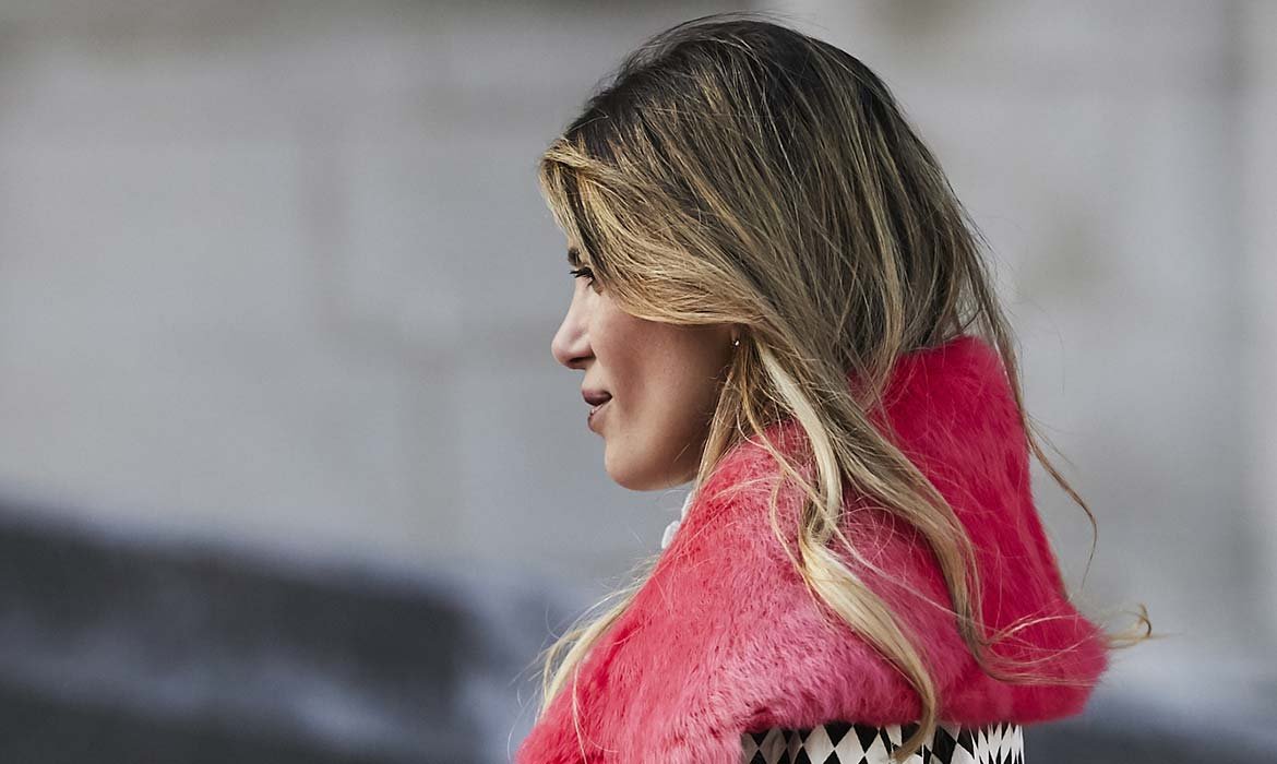 Uno de los colores de pelo de moda son las mechas haircontouring que puedes conseguir con cualquiera de los tonos rubios de Excellence Crème de L’Oréal Paris. 