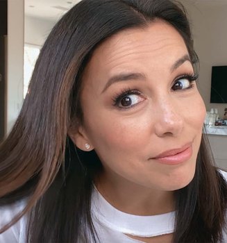 ¿Quieres aprender a aplicarte el tinte? Eva Longoria te lo muestra paso a paso.
