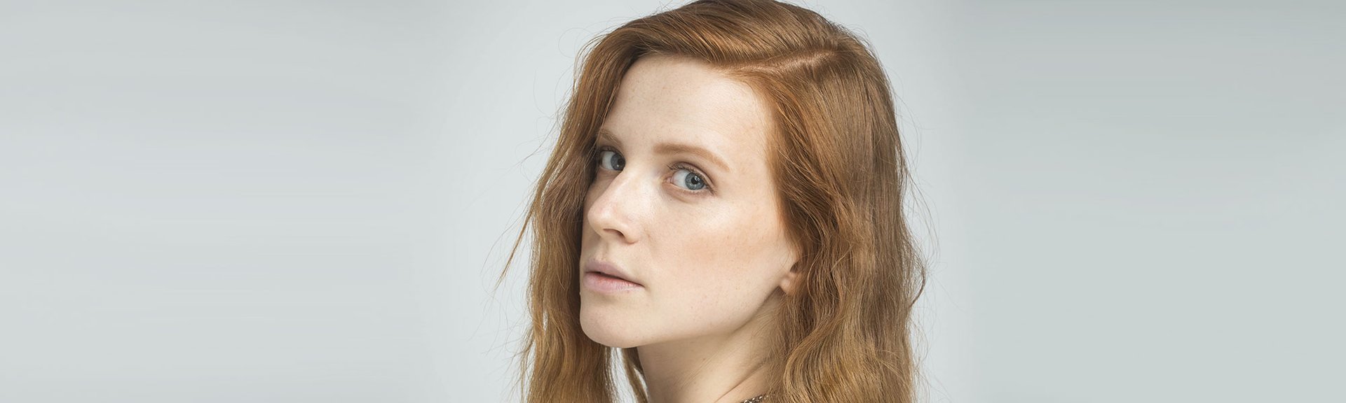 Pásate al pelo rubio cobrizo de la mano de las distintas coloraciones de L’Oréal Paris. Elige entre las gamas Excellence Creme o Casting Crème Gloss según seas más de tinte o de baño de color, respectivamente.