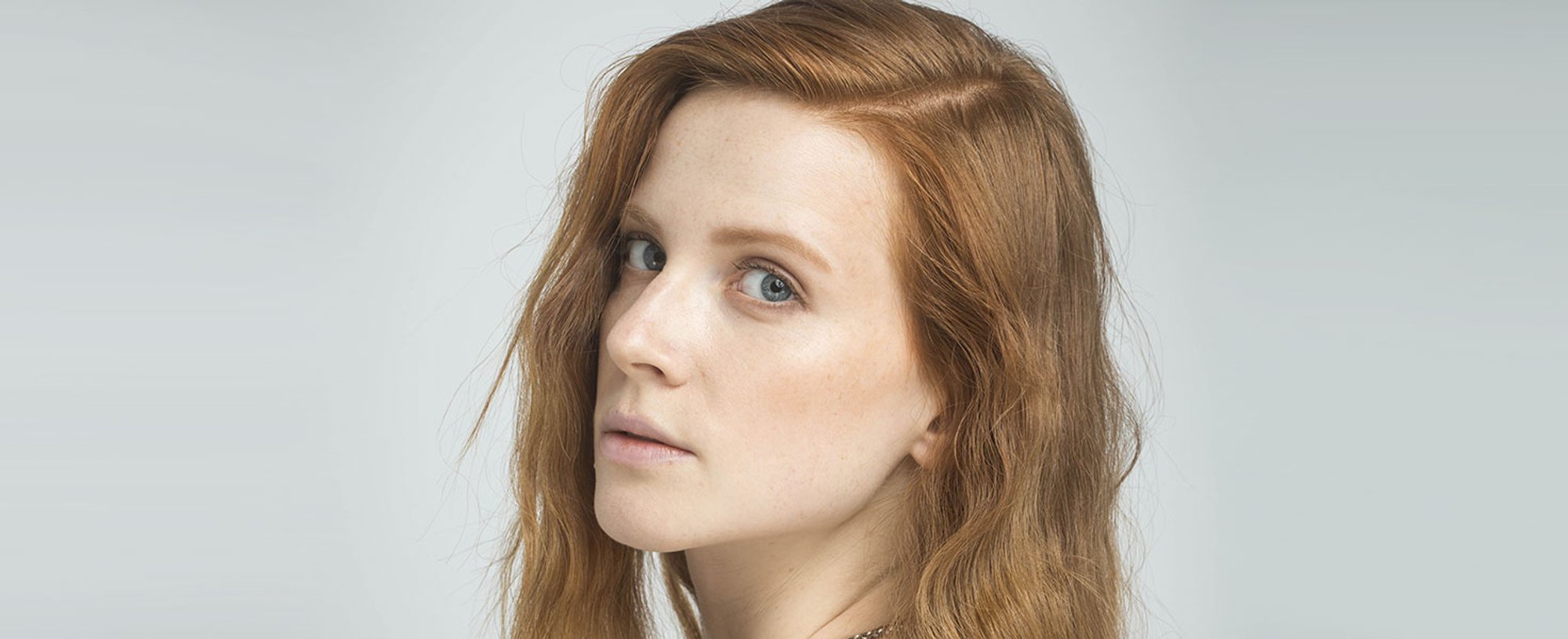 Pásate al pelo rubio cobrizo de la mano de las distintas coloraciones de L’Oréal Paris. Elige entre las gamas Excellence Creme o Casting Crème Gloss según seas más de tinte o de baño de color, respectivamente.