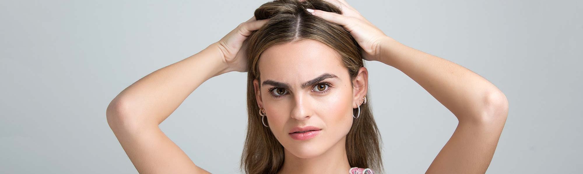 Si tienes el cuero cabelludo sensible y te tiñes, opta por fórmulas respetuosas como las de Excellence Crème de L’Oréal Paris.