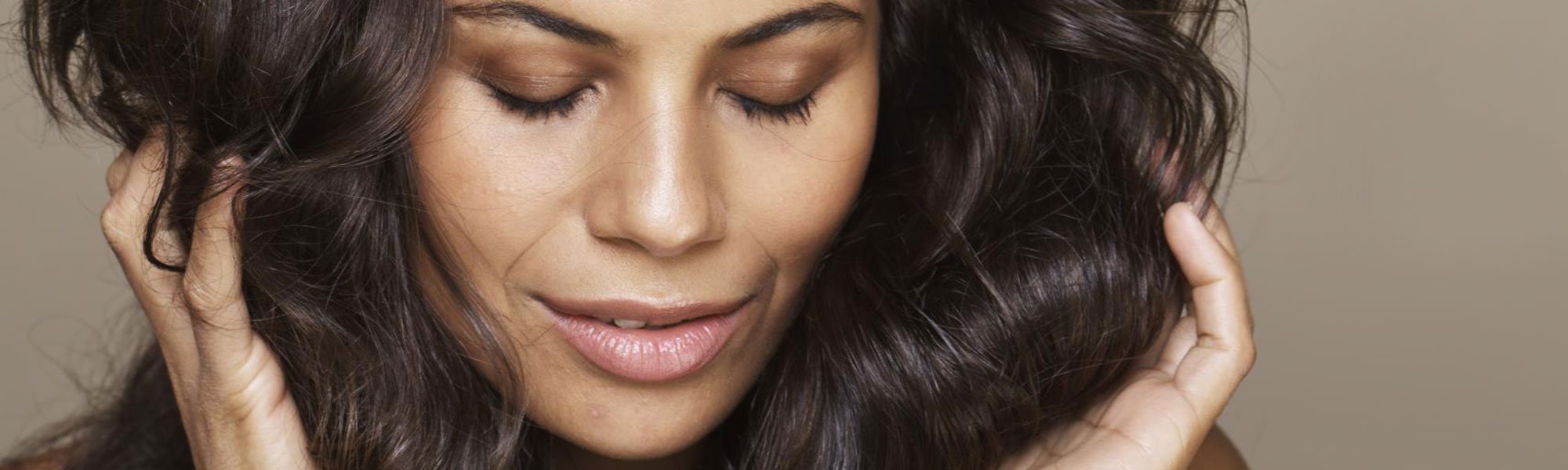 Teñirse el pelo no es malo —todo lo contrario— siempre y cuando sigas al pie de la letra las indicaciones señaladas en cada tinte. ¿Una gama nueva que tienes que conocer? Los tintes sin amoniaco Universal Nudes de L’Oréal Paris.