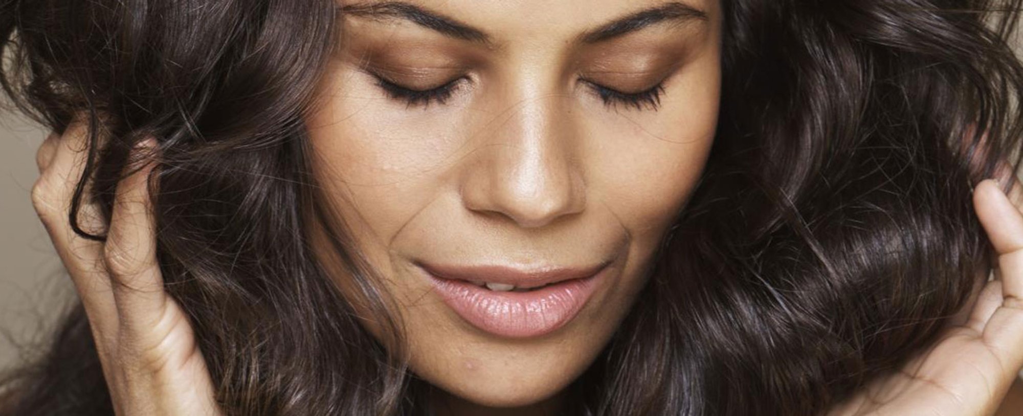 Teñirse el pelo no es malo —todo lo contrario— siempre y cuando sigas al pie de la letra las indicaciones señaladas en cada tinte. ¿Una gama nueva que tienes que conocer? Los tintes sin amoniaco Universal Nudes de L’Oréal Paris.