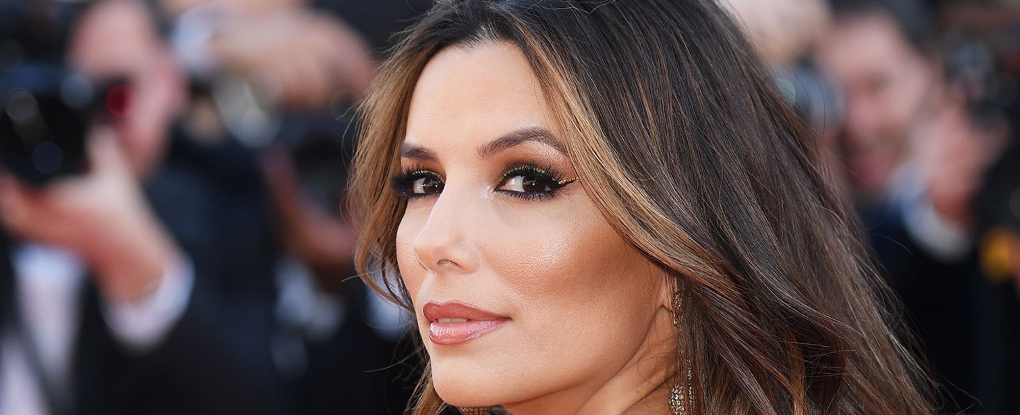 Hazte unas mechas face framing como las de Eva Longoria en casa con la gama de tintes permanentes Excellence Creme de L’Oréal Paris.