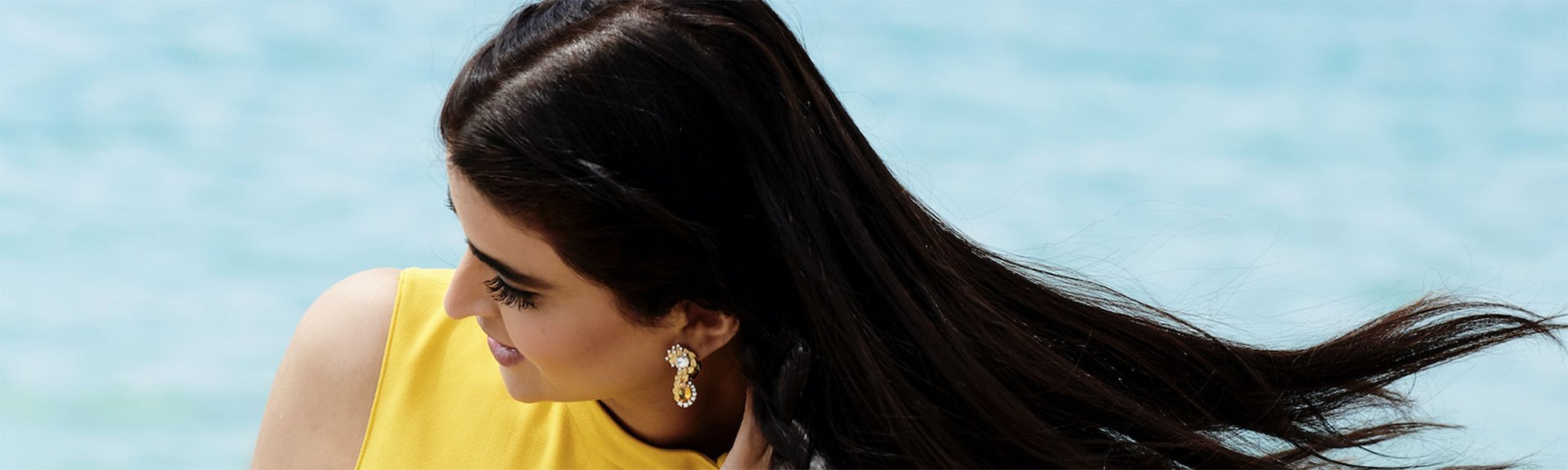 Consigue un pelo negro de tendencia con la gama de coloración capilar Casting Crème Gloss de L’Oréal Paris.