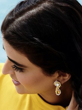 Consigue un pelo negro de tendencia con la gama de coloración capilar Casting Crème Gloss de L’Oréal Paris.
