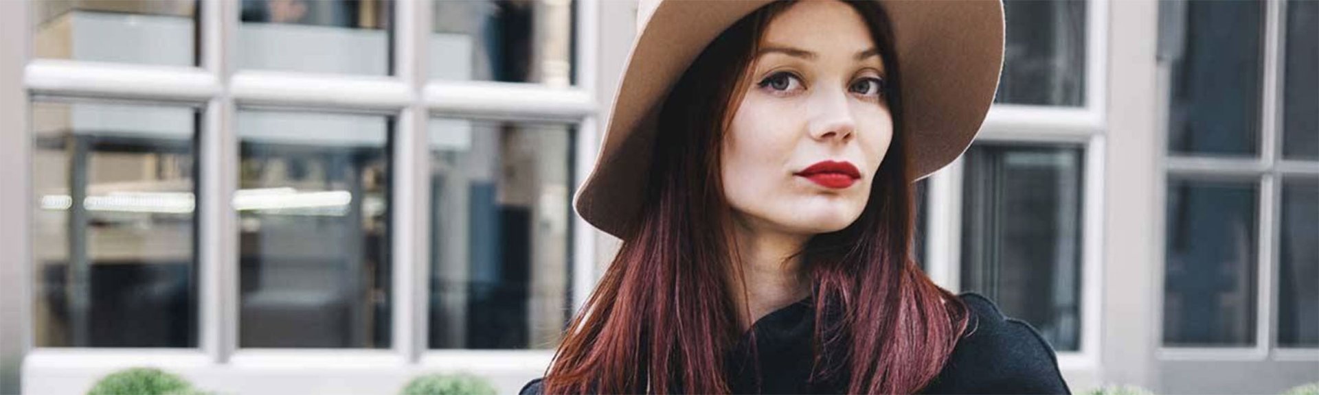 Atrévete con el pelo rojo oscuro y todas sus variantes gracias a las gamas de coloración Excellence Creme y Casting Crème Gloss de L’Oréal Paris —tinte y baño de color, respectivamente—.