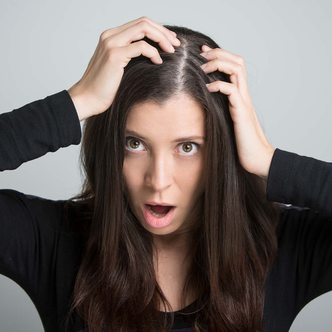 No, si te arrancas una cana no te salen más, pero desde luego que esa no es la solución. ¿No te quieres teñir todavía? Pues acude a la gama Magic Retouch de L’Oréal Paris.