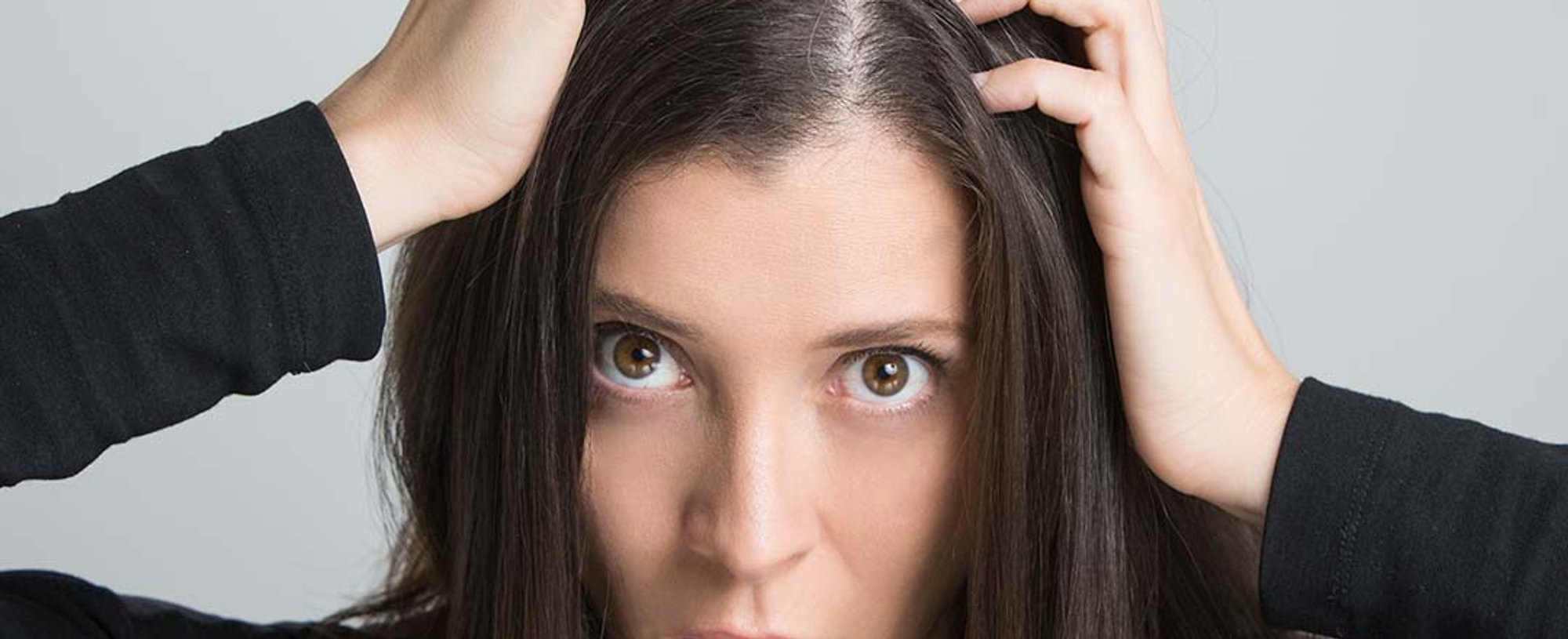 No, si te arrancas una cana no te salen más, pero desde luego que esa no es la solución. ¿No te quieres teñir todavía? Pues acude a la gama Magic Retouch de L’Oréal Paris.