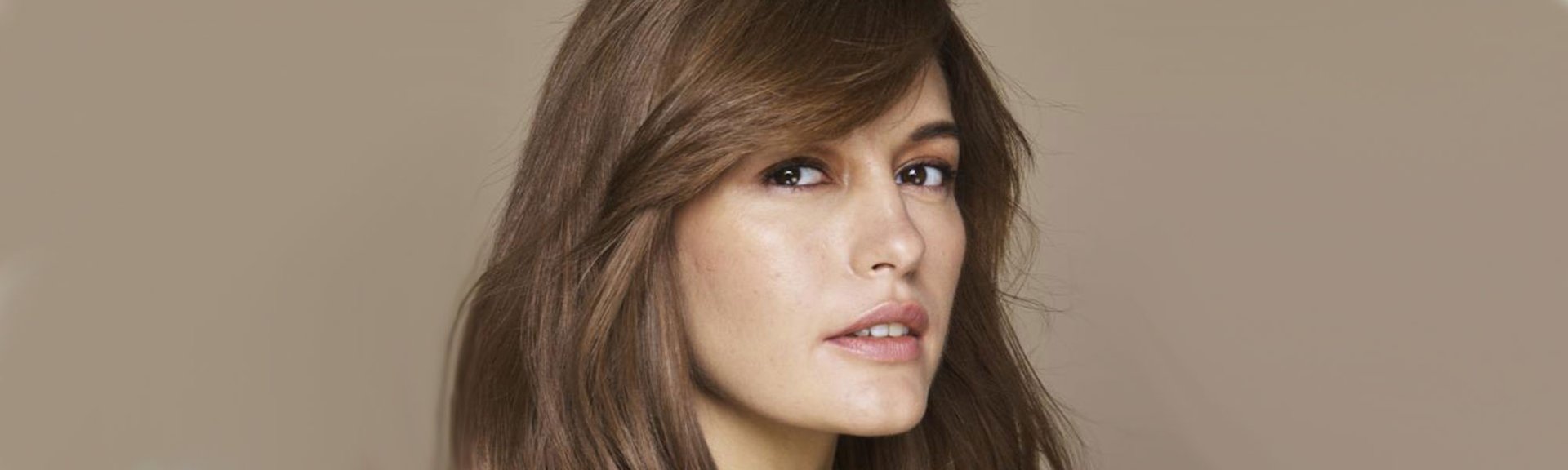 Tintes Sin Amoniaco CubrComprueba por ti misma cómo los tintes sin amoniaco pueden cubrir las canas al 100% gracias a la gama de coloración Universal Nudes Excellence Creme de L’Oréal Paris.en Canas Coloracion Image Hero