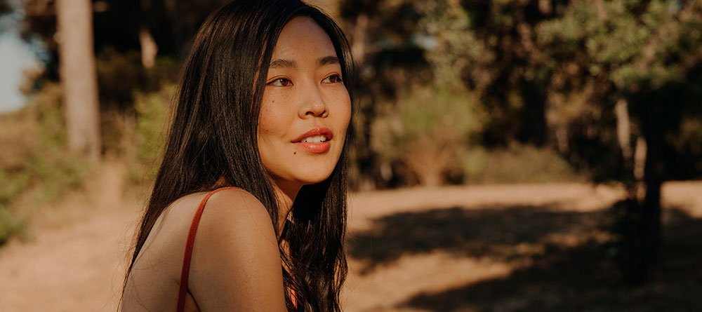 Evita la caída de pelo en verano con la gama Elvive Cica Repair de L’Oréal Paris tal y como hace Eva González.