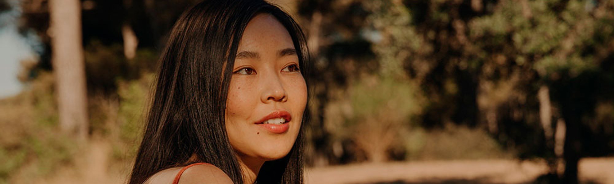 Evita la caída de pelo en verano con la gama Elvive Cica Repair de L’Oréal Paris tal y como hace Eva González.