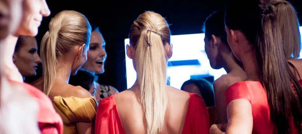 coleta alta volumen escote espalda