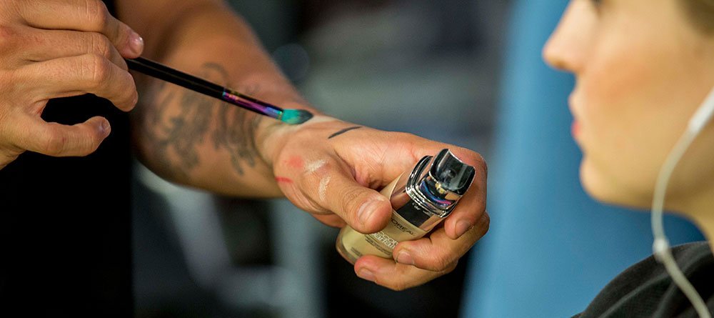 como aplicar base con pinceles maquillaje