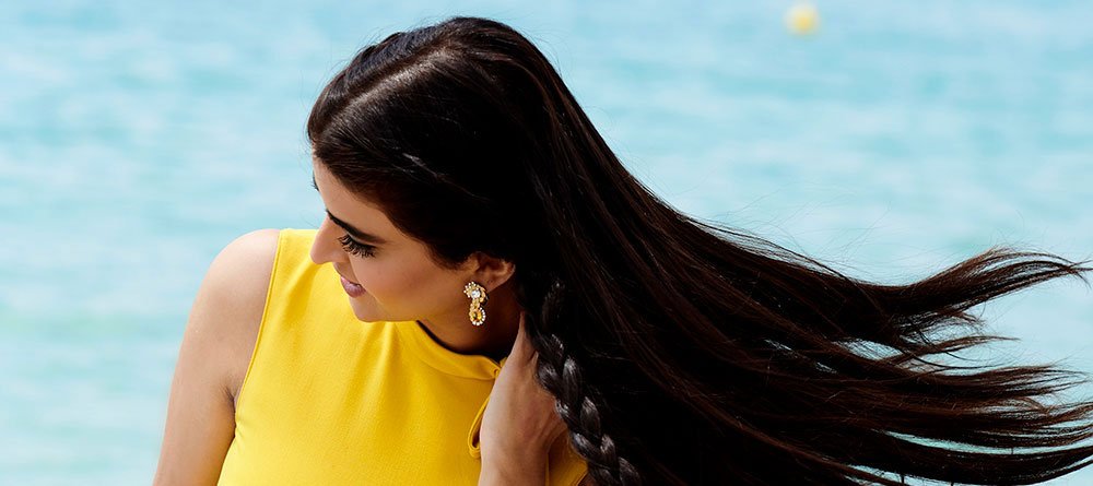 Ola Al Fares con su pelo largo y cuidado al viento.