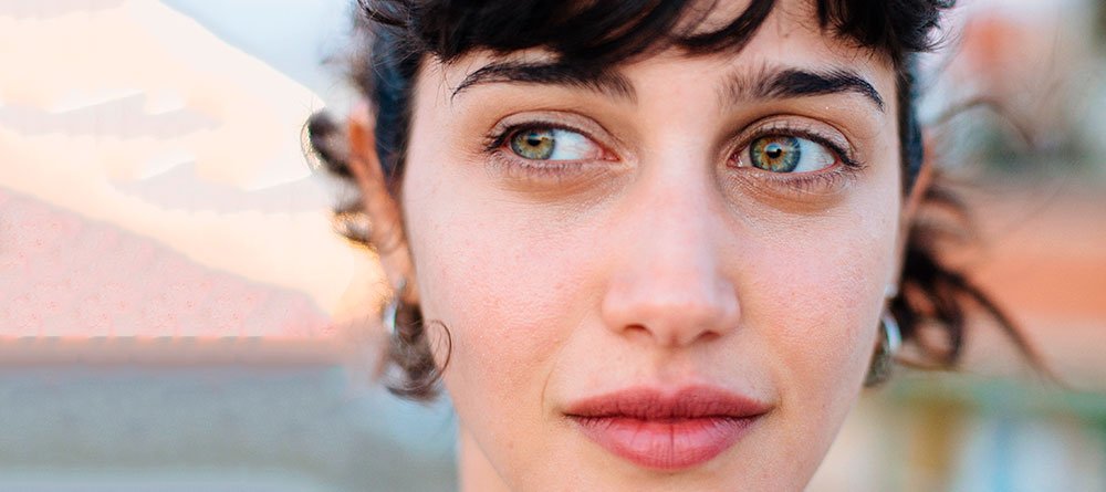 disimula ojos saltones