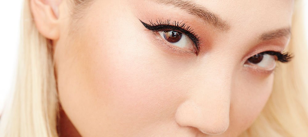 La modelo surcoreana Soo Joo intensifica su mirada rasgada con este eyeliner de ojo de gato.