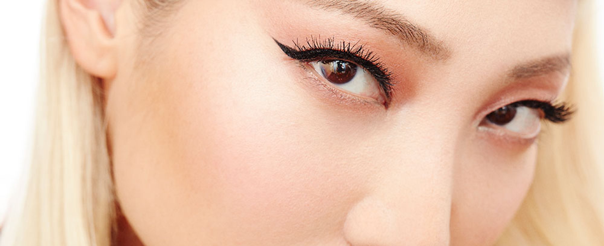 La modelo surcoreana Soo Joo intensifica su mirada rasgada con este eyeliner de ojo de gato.