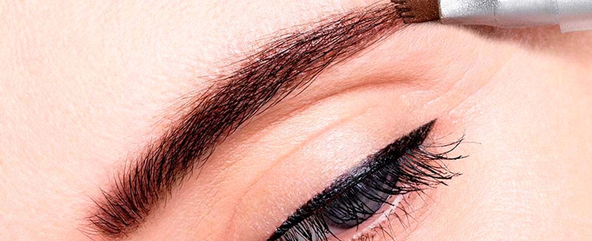 imita efecto cejas tatuadas
