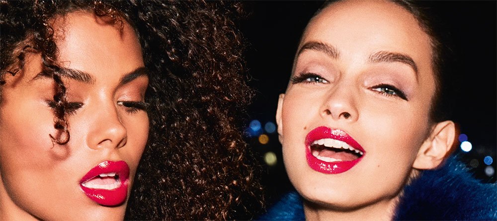 Amigas comiendo maquilladas con un labial fijo 24H