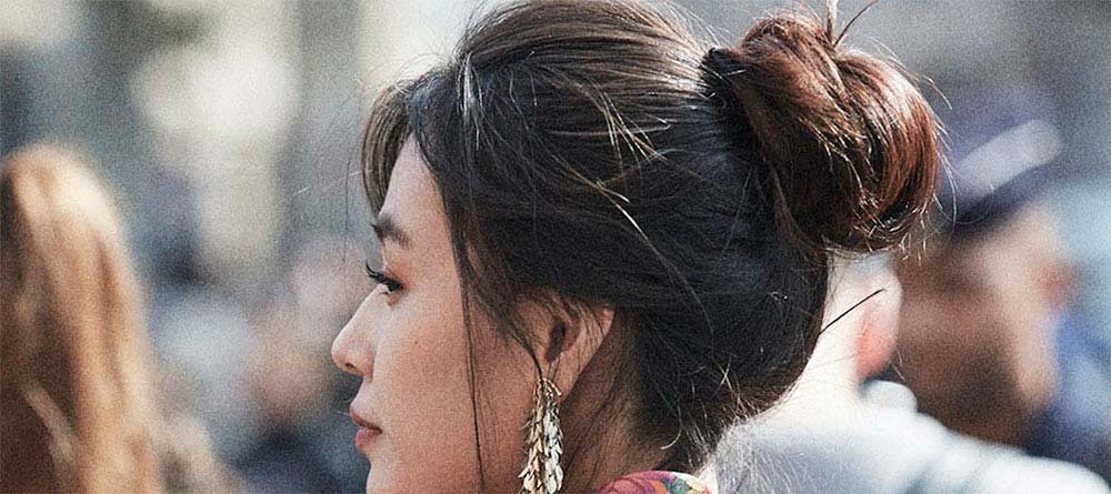 mono alto despeinado