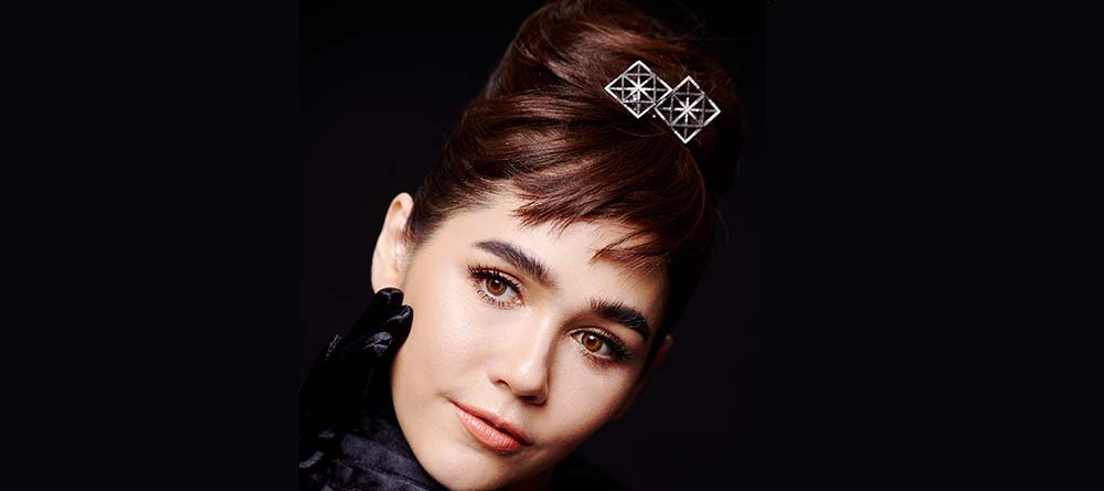 La modelo lleva un moño italiano, el peinado perfecto para cualquier evento especial.