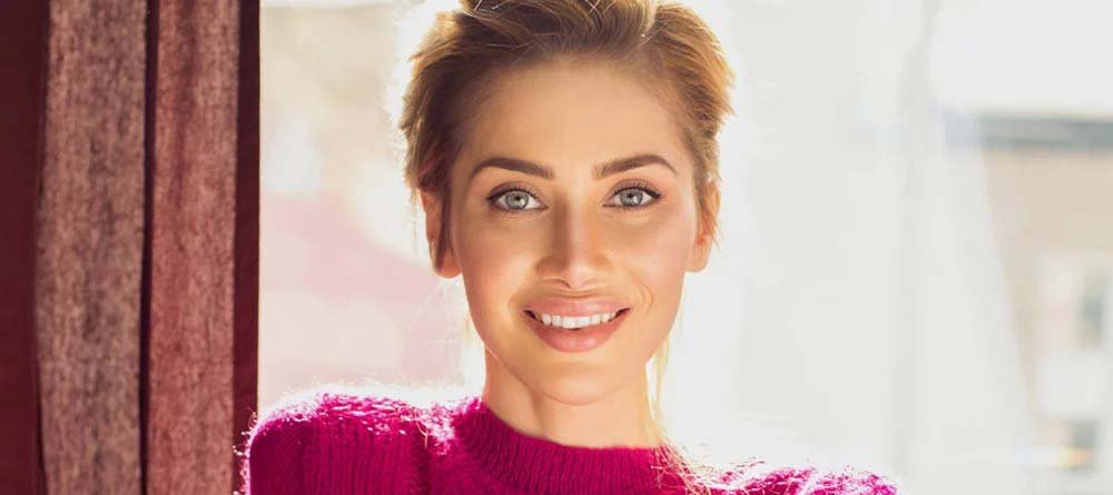 maquillaje dorado bajo sol