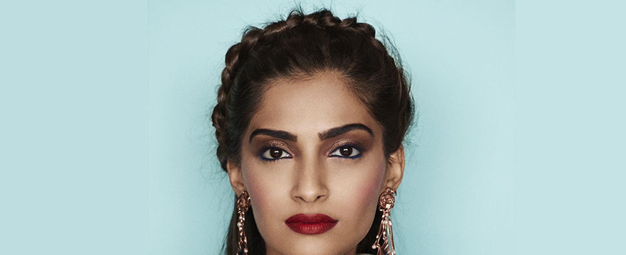 La actriz Sonam Kapoor lleva una trenza diadema en formato medio recogido