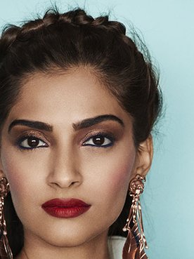 La actriz Sonam Kapoor lleva una trenza diadema en formato medio recogido
