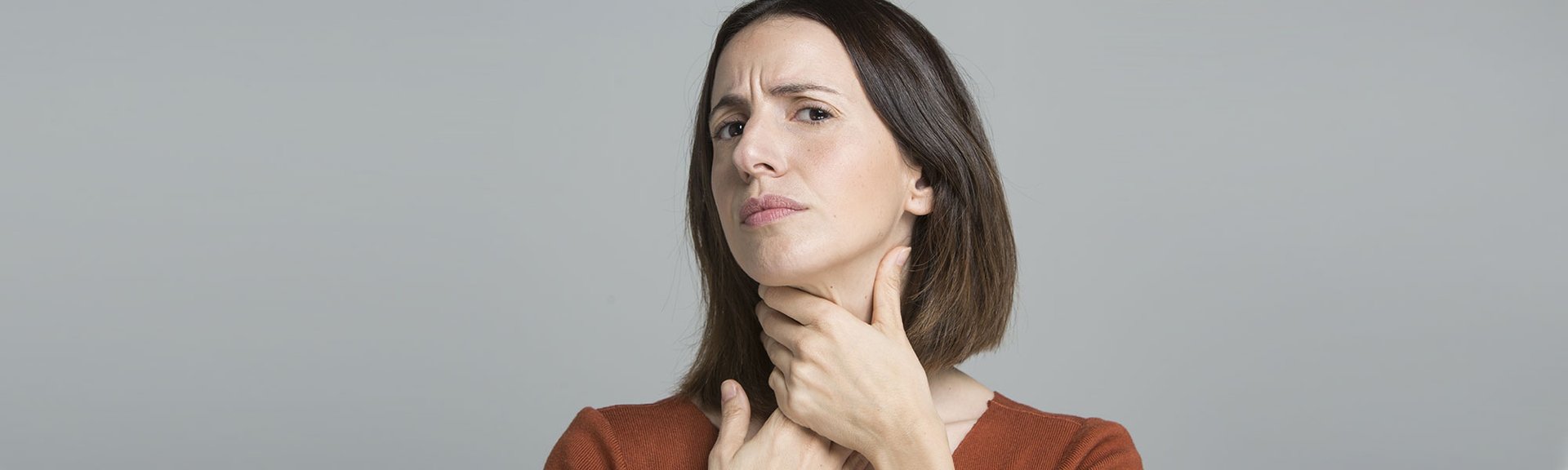 Atiende y combate tus arrugas en el cuello con la ayuda de la gama Revitalift Filler [+ Ácido Hialurónico] de L’Oréal Paris.