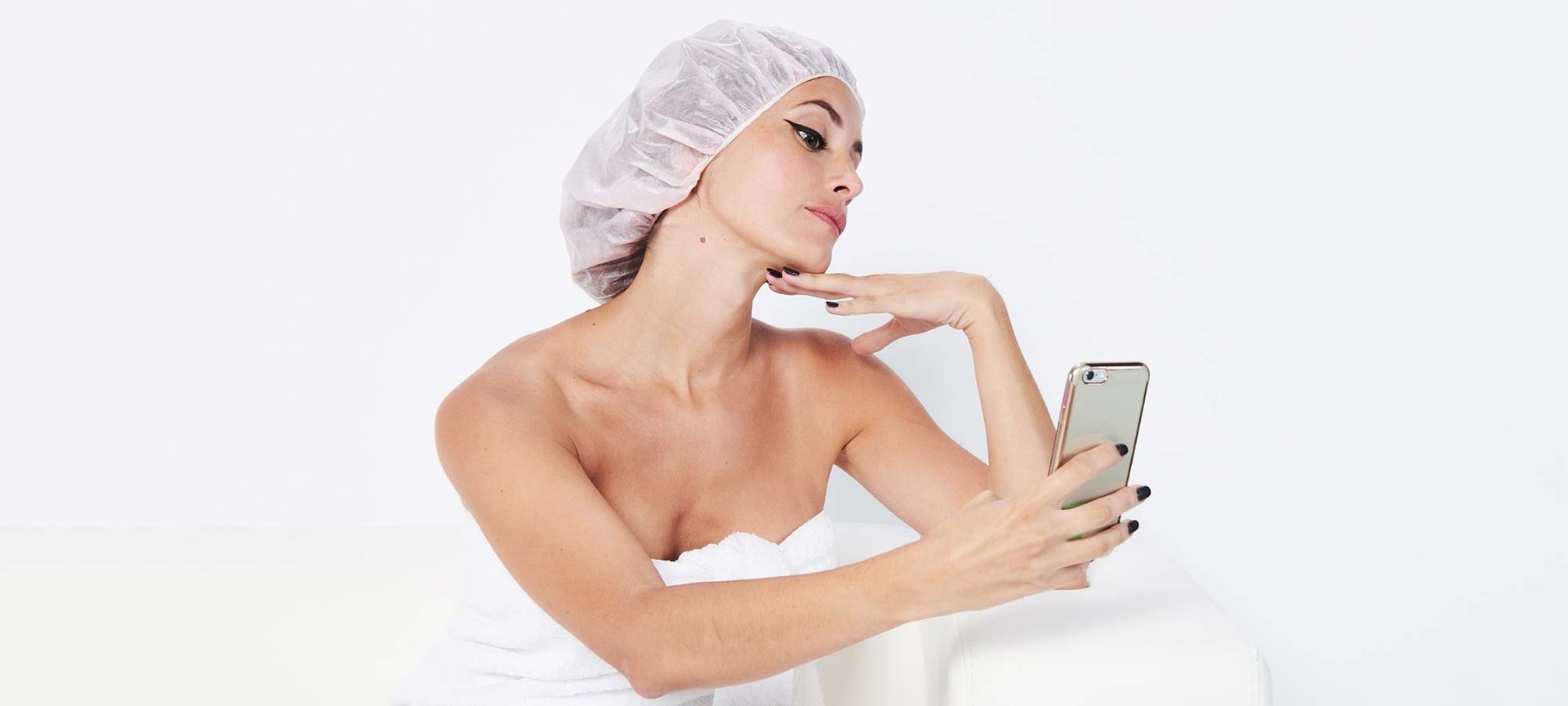 Para evitar las arrugas en el escote, además del protector solar, usa una crema hidratante con acción redensificante como las de Age Perfect Golden Age de L’Oréal Paris.  