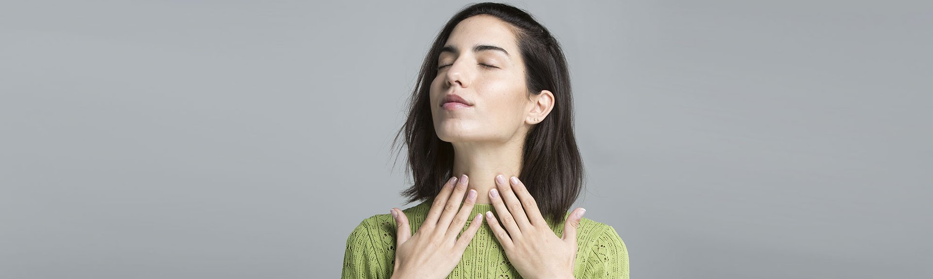 Cómo eliminar la flacidez de tu cuello y papada no será tan difícil si te apoyas en una gama completa de cuidado como Revitalift Filler [+ Ácido Hialurónico] de L’Oréal Paris. ¿Sus especialidades? Hidratar y devolver volumen a tu piel.