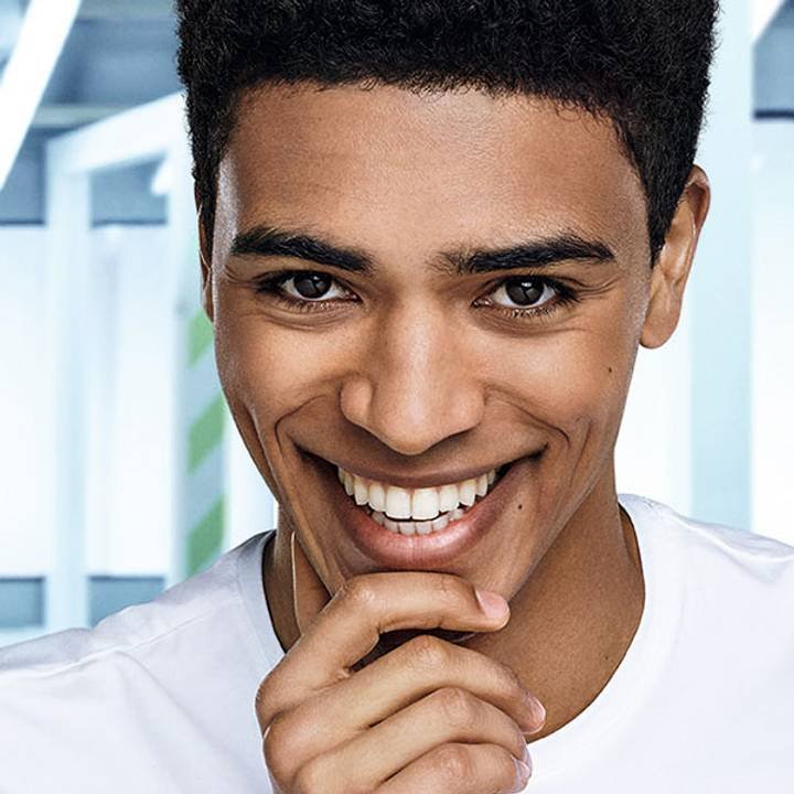 Combate las manchas, puntos negros, piel grasa, asperezas y marcas con el gel limpiador para hombre Pure Carbon de Men Expert, potenciado con carbón de roble, para un efecto purificante. 