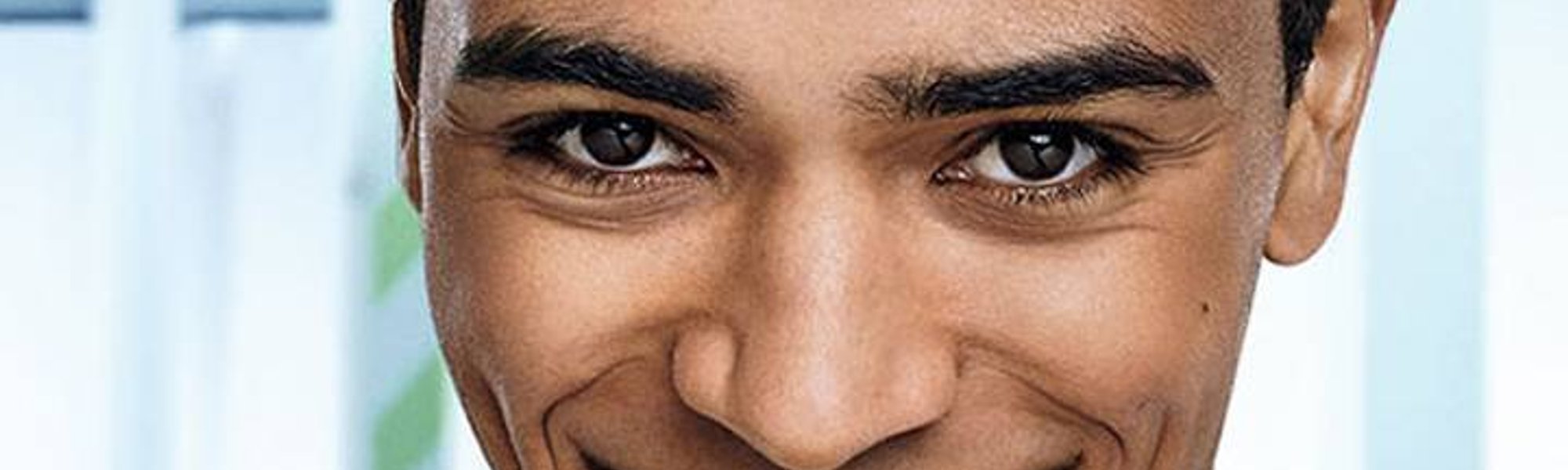 Combate las manchas, puntos negros, piel grasa, asperezas y marcas con el gel limpiador para hombre Pure Carbon de Men Expert, potenciado con carbón de roble, para un efecto purificante.