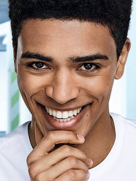 Combate las manchas, puntos negros, piel grasa, asperezas y marcas con el gel limpiador para hombre Pure Carbon de Men Expert, potenciado con carbón de roble, para un efecto purificante.