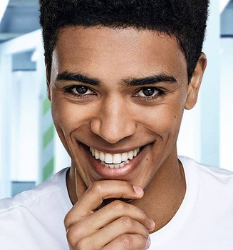 Combate las manchas, puntos negros, piel grasa, asperezas y marcas con el gel limpiador para hombre Pure Carbon de Men Expert, potenciado con carbón de roble, para un efecto purificante.