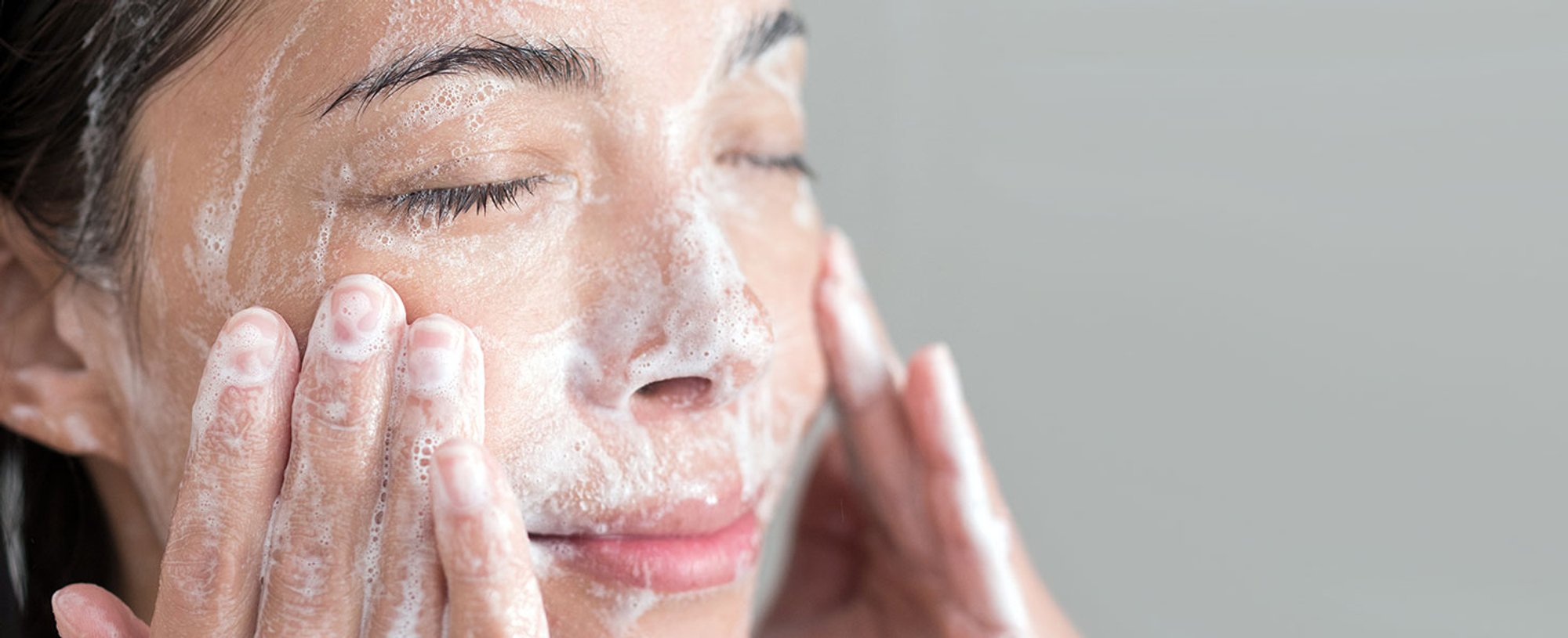 Descubre cómo limpiarte la cara a la perfección gracias a los productos específicos destinados a la limpieza facial de L’Oréal Paris.