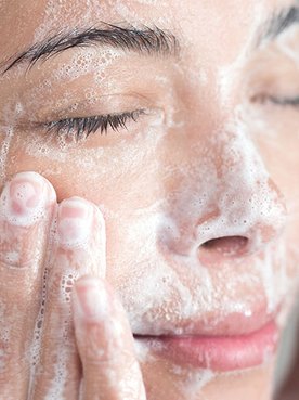 Descubre cómo limpiarte la cara a la perfección gracias a los productos específicos destinados a la limpieza facial de L’Oréal Paris.