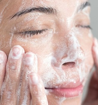 Descubre cómo limpiarte la cara a la perfección gracias a los productos específicos destinados a la limpieza facial de L’Oréal Paris.