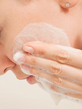 Para saber cómo limpiarte la cara es necesario que domines la técnica de la doble limpieza. Desmaquillante primero y otra segunda limpieza después.