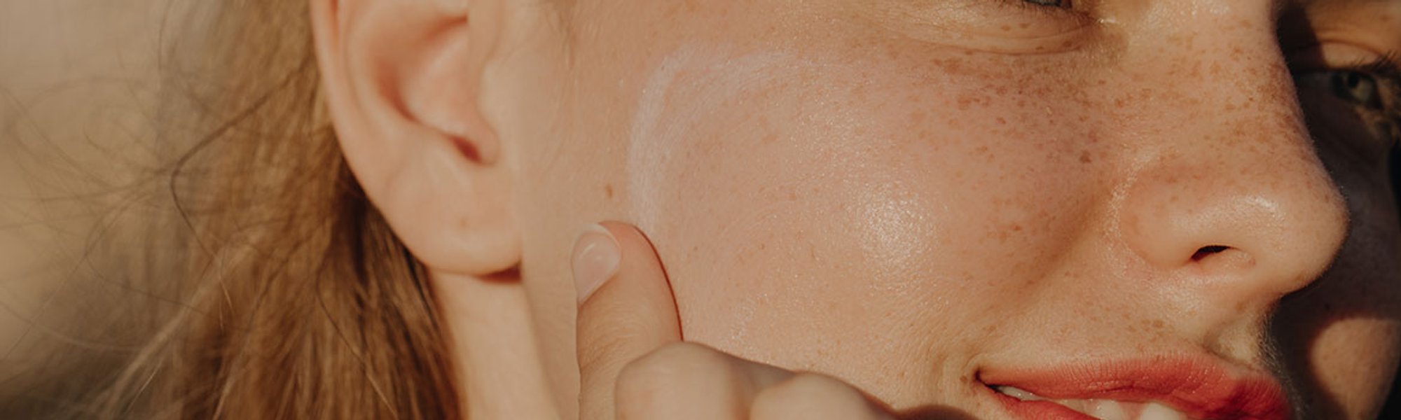 Mejora tu piel por dentro y por fuera con las cremas hidratantes con protección solar de L’Oréal Paris.