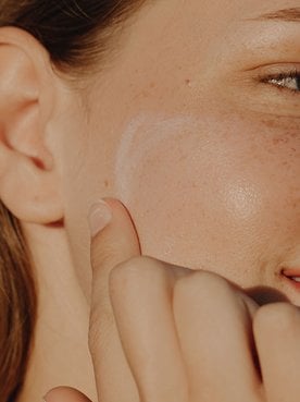 Mejora tu piel por dentro y por fuera con las cremas hidratantes con protección solar de L’Oréal Paris.