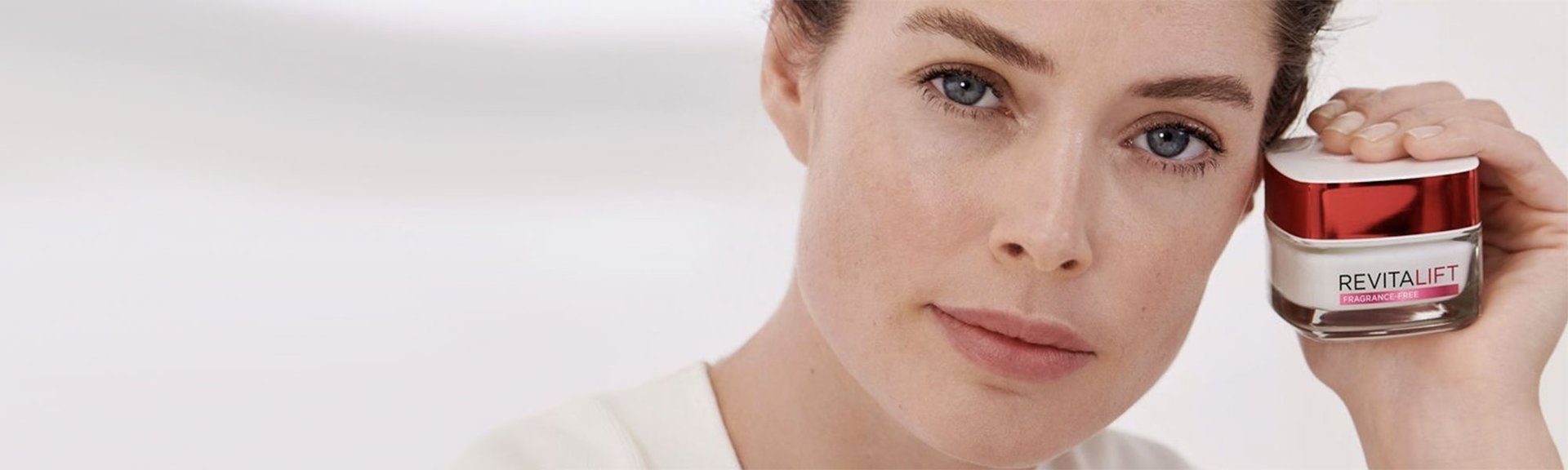 Apuesta por un cuidado facial sin alcohol ni perfume de la talla de la Crema Hidratante de Día sin perfume Revitalift Clásico de L’Oréal Paris y apórtale a tu piel un tratamiento antiarrugas supereficaz con la fórmula más limpia de la marca.