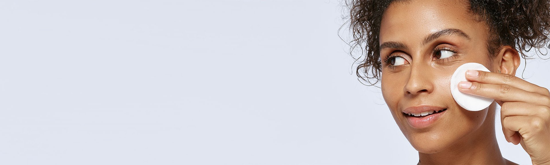 Descubre en primera persona las diferencias entre el tónico y el agua micelar probando el Tónico y el Agua Micelar de la gama Revitalift Filler [+ Ácido Hialurónico] de L’Oréal Paris.