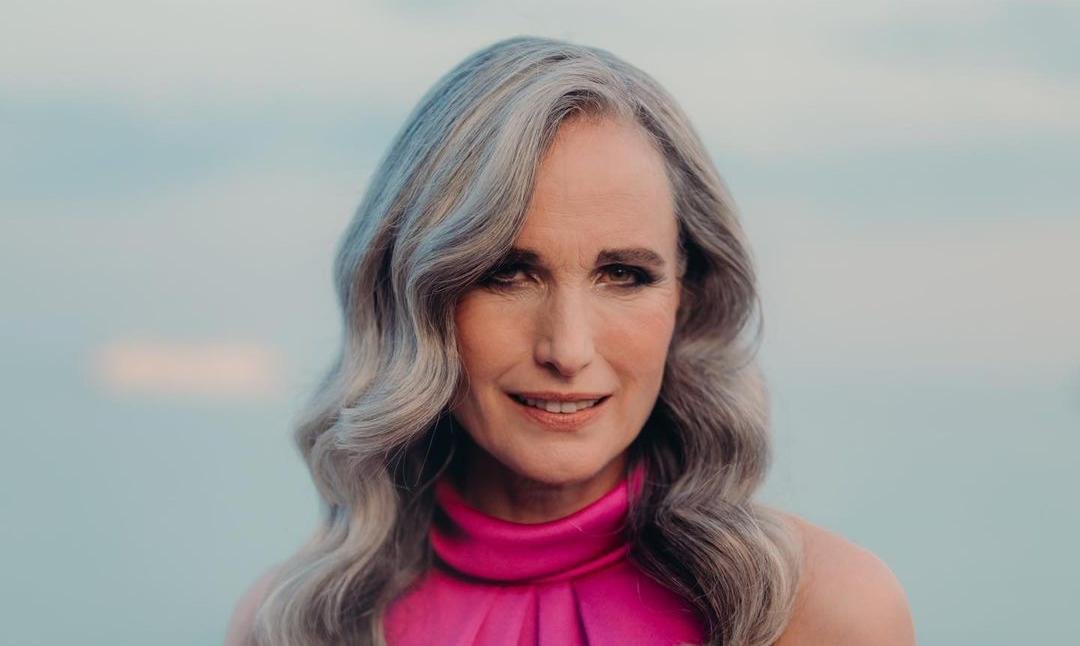 Cómo combatir la flacidez facial a los 50 | L'Oréal Paris