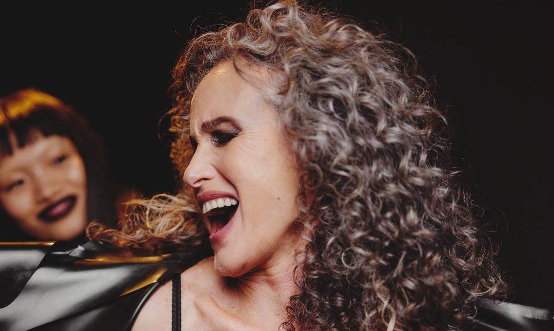 Cómo combatir la flacidez facial a los 60 años| L'Oréal Paris