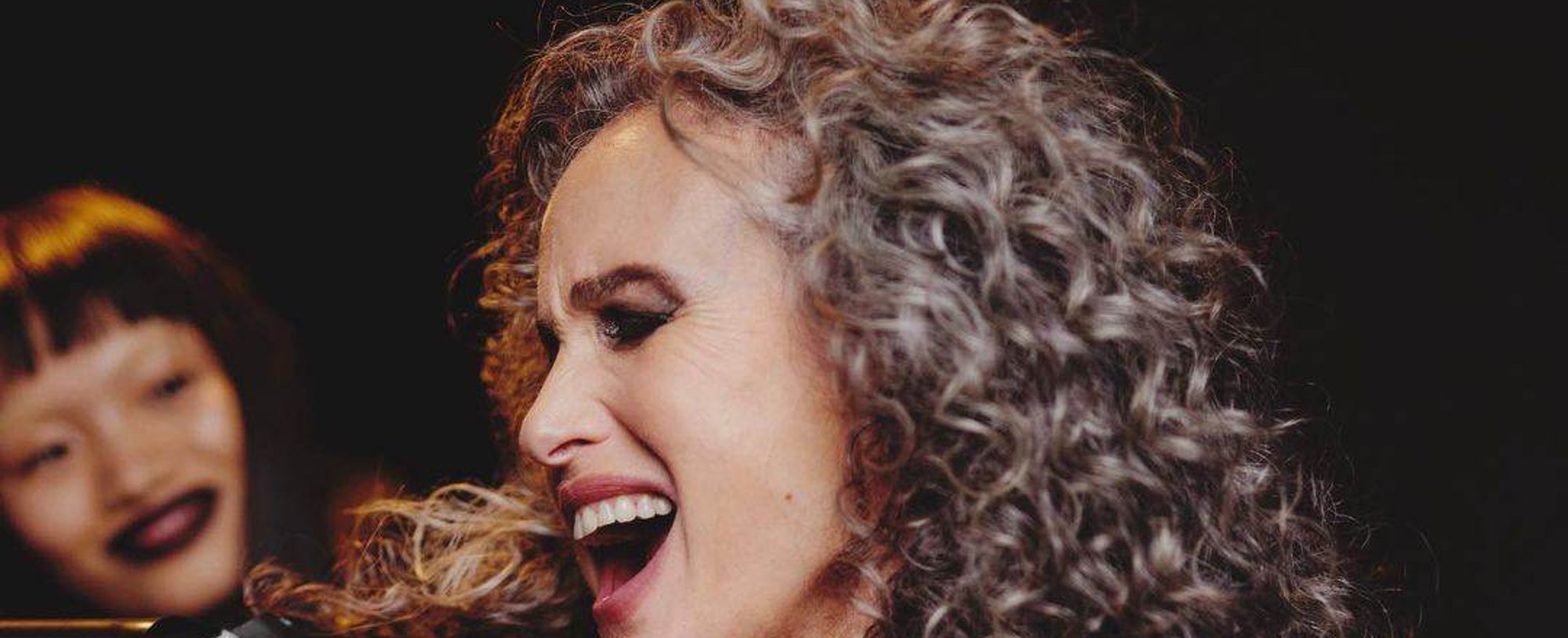 Cómo combatir la flacidez facial a los 60 años| L'Oréal Paris