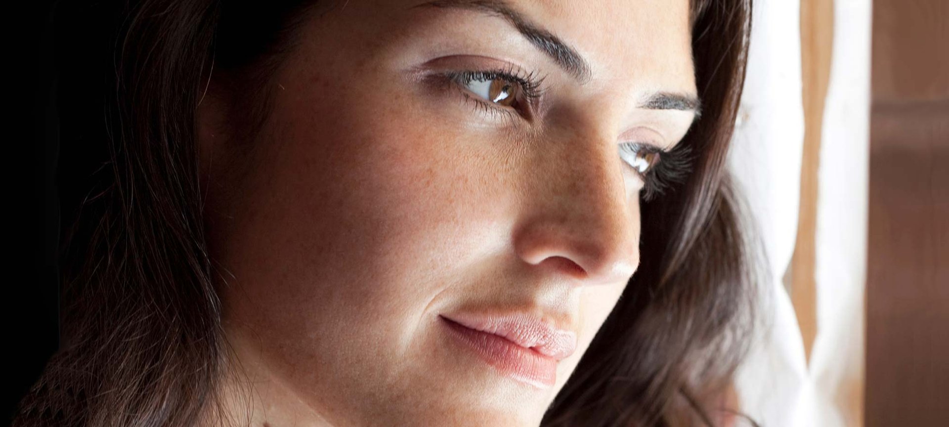 Combate las manchas oscuras de tu cara con la gama antiarrugas y antimanchas Revitalift Laser de L’Oréal Paris.