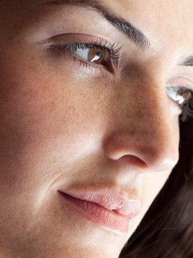 Combate las manchas oscuras de tu cara con la gama antiarrugas y antimanchas Revitalift Laser de L’Oréal Paris.